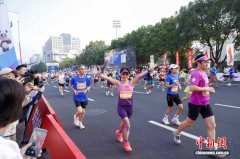 2025杭州马拉松：三万跑者竞逐“